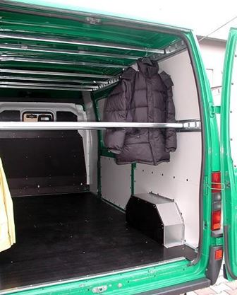 02_barras para perchas de ropa para furgonetas en el taller chileno de Syncro